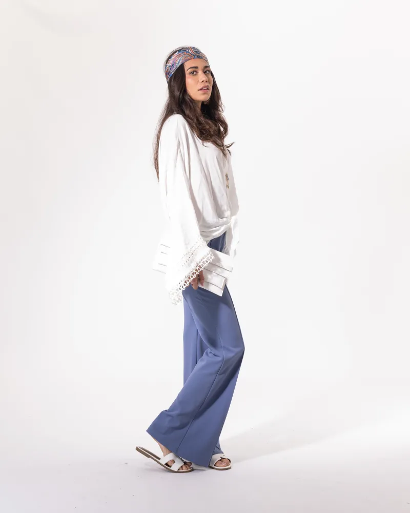 Pantalon trompette bleu denim Licorne Passion vu de profil, coupe évasée à partir du genou