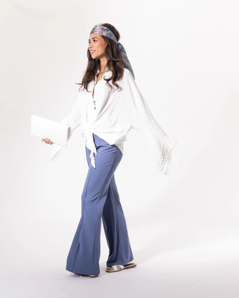 Pantalon trompette bleu denim Licorne Passion en pied, coupe évasée et pli central marqué