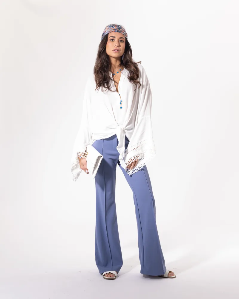 Pantalon trompette bleu denim Licorne Passion porté avec blouse fluide blanche, allure chic et bohème