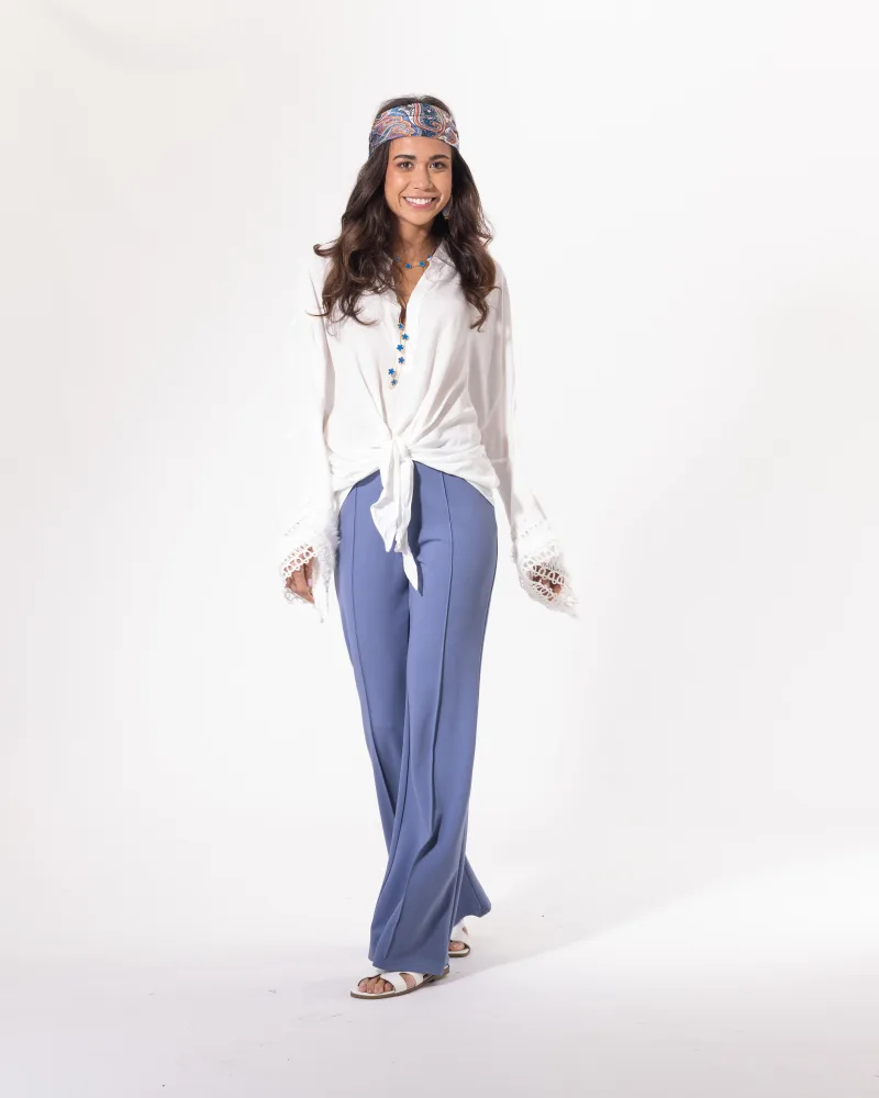 Pantalon trompette bleu denim Licorne Passion porté avec blouse blanche, coupe évasée et taille haute