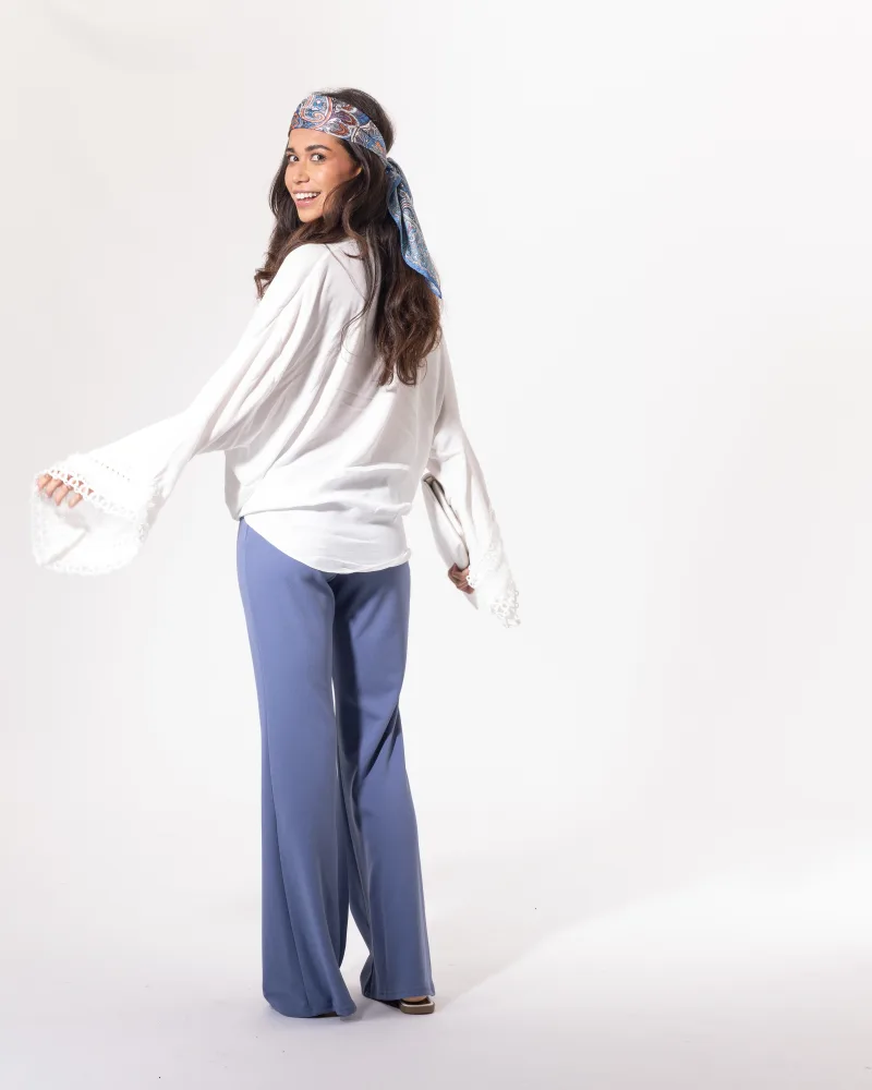 Pantalon trompette bleu denim Licorne Passion porté avec blouse blanche en dentelle, taille haute fluide