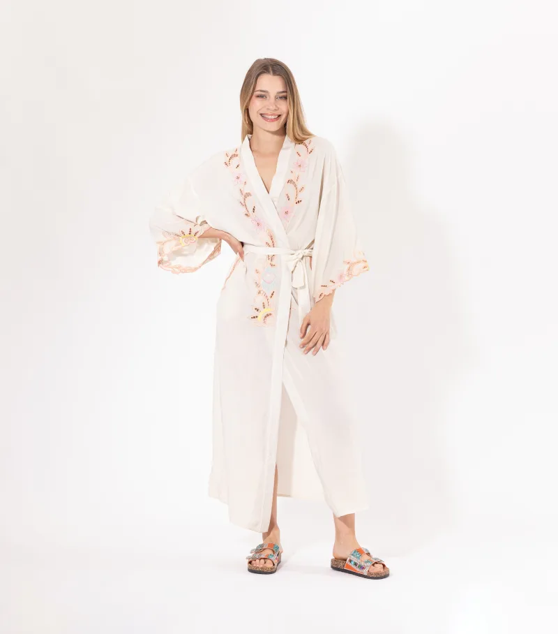 Kimono long beige Licorne Passion porté ouvert, manches évasées et broderies bohèmes