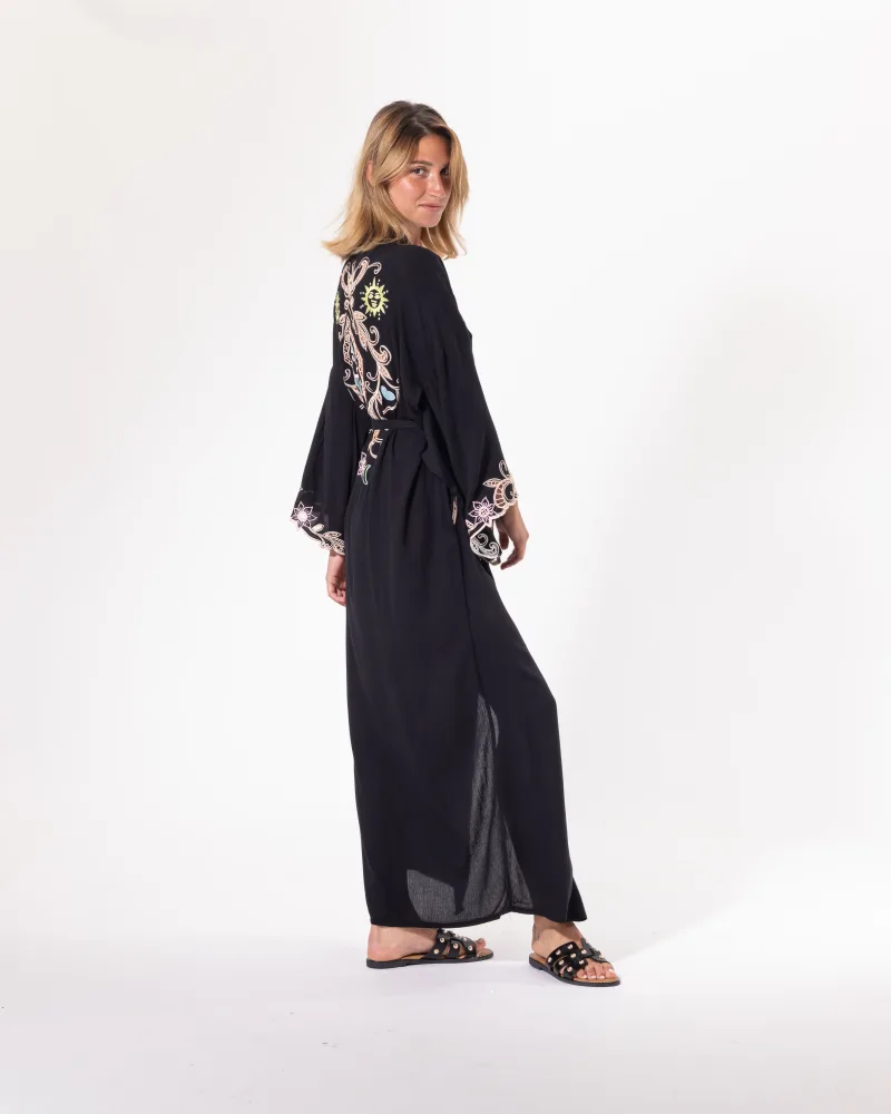 Kimono long noir Licorne Passion en pied, broderies bohèmes au dos et tombé fluide