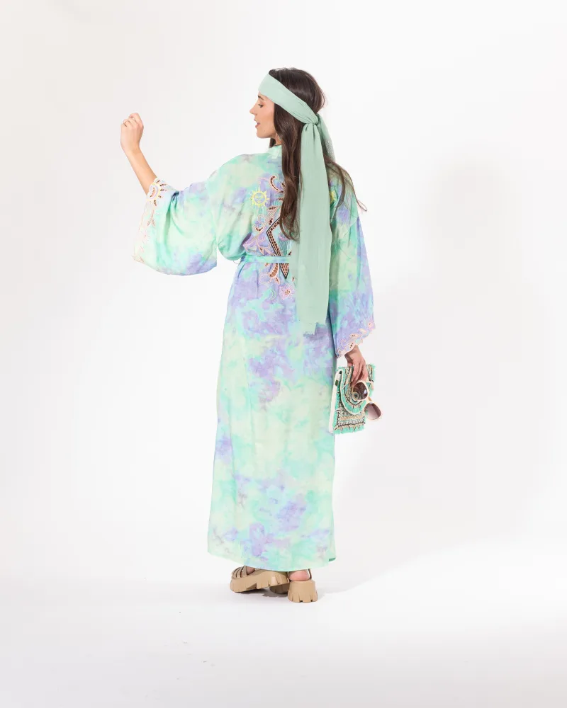 Kimono long tie and dye vert lavande Licorne Passion vu de dos, broderies bohèmes solaires