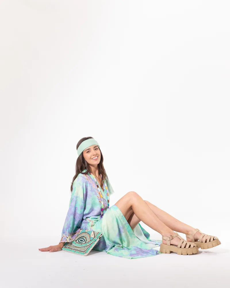 Kimono long tie and dye vert lavande Licorne Passion en pose assise, tombé fluide et style bohème