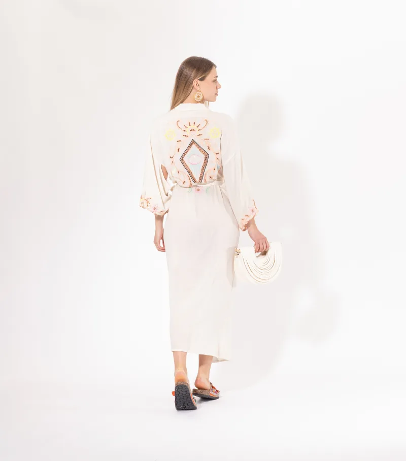Kimono long beige Licorne Passion vu de dos, broderies bohèmes solaires et manches évasées