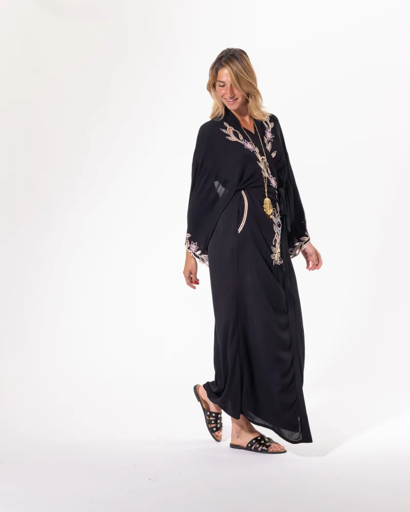Kimono long noir Licorne Passion vu de trois quarts, broderies multicolores et ceinture à nouer