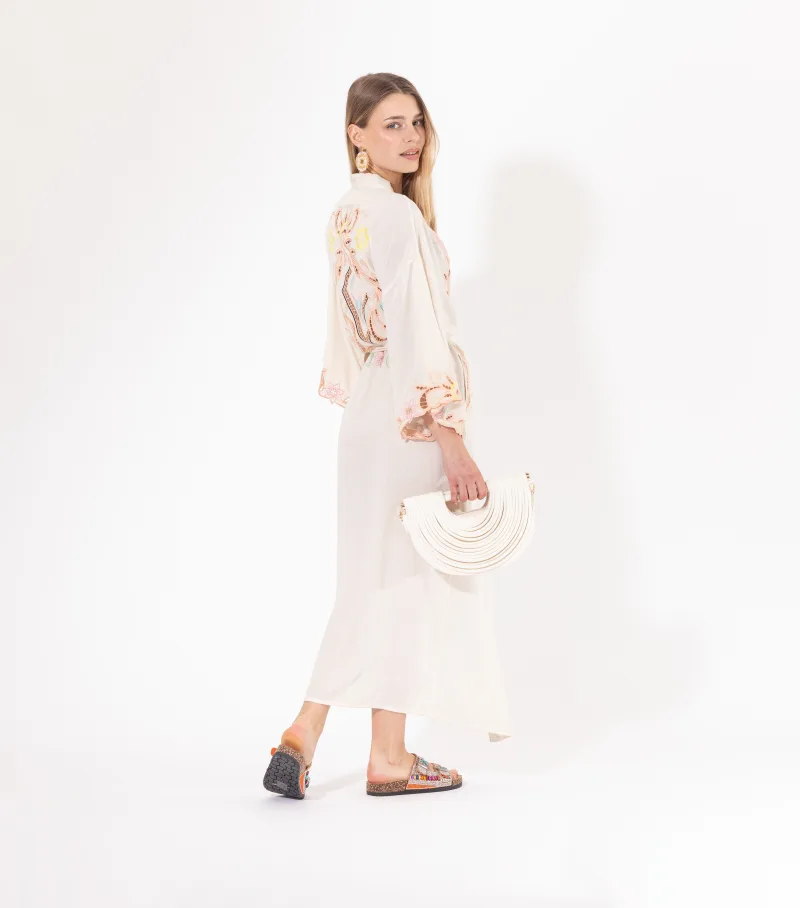 Kimono long beige Licorne Passion porté ouvert, manches évasées brodées et allure bohème