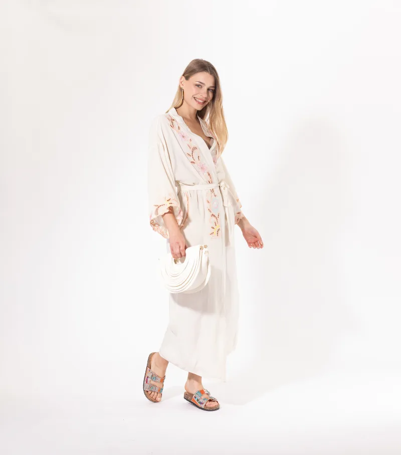 Kimono long beige Licorne Passion vu de trois quarts, ceinture à nouer et tombé fluide