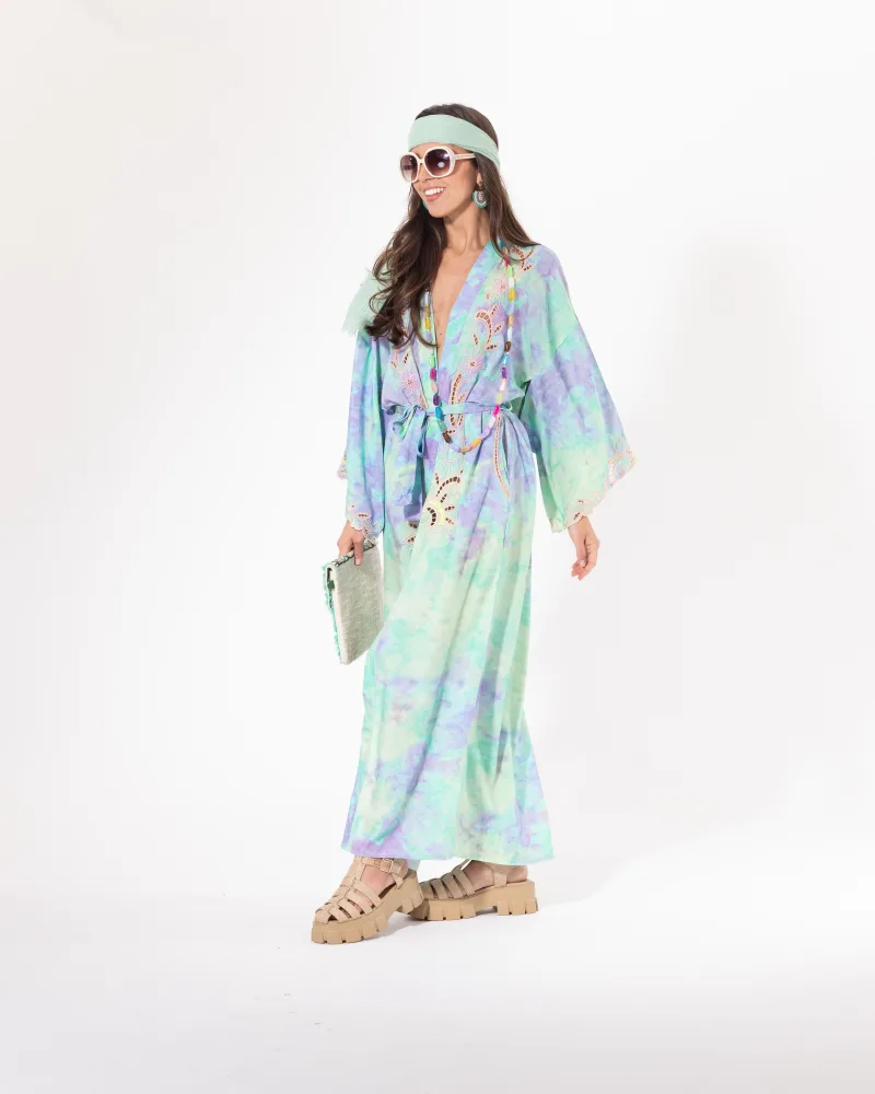 Kimono long tie and dye vert lavande Licorne Passion en pied, nuances aquatiques et tombé bohème