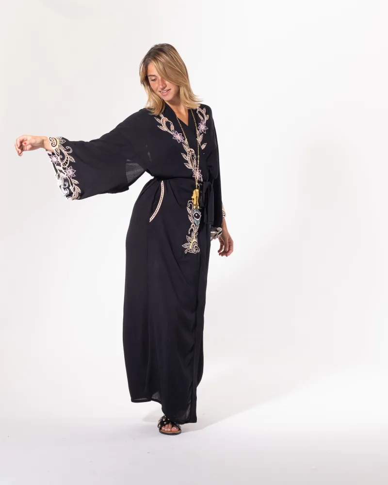 Kimono long noir Licorne Passion vu de dos, broderies bohèmes solaires et manches évasées