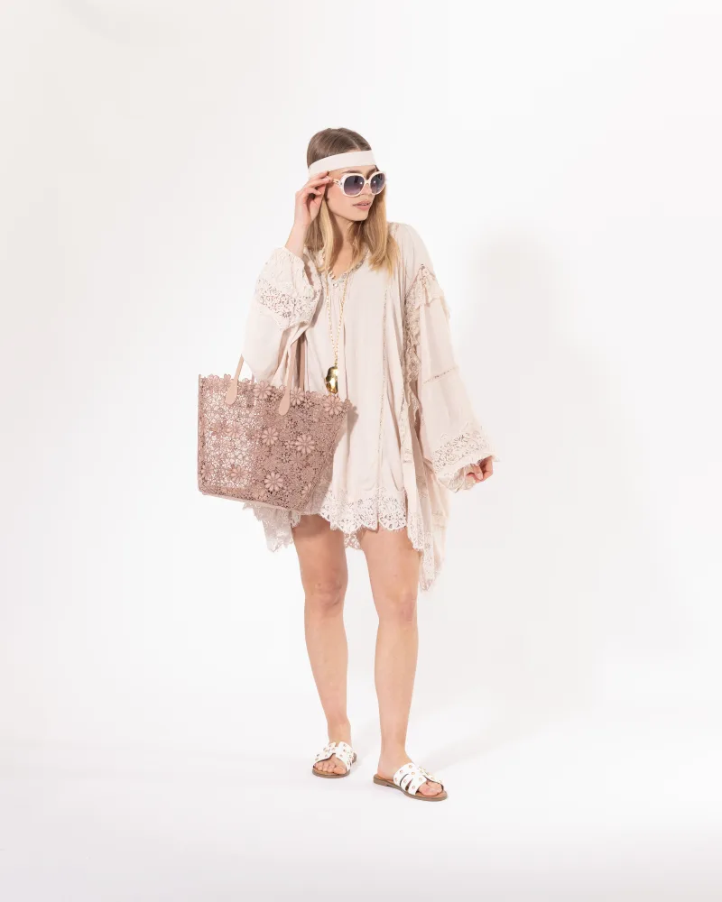 Robe tunique sable Licorne Passion portée avec sac à main, manches évasées en dentelle ajourée