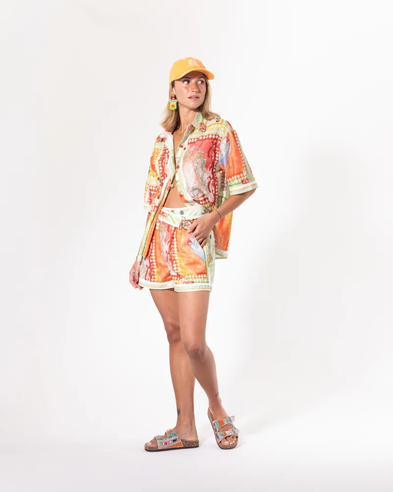 Ensemble short provençale Licorne Passion porté avec casquette, chemise oversize et short imprimé colorés