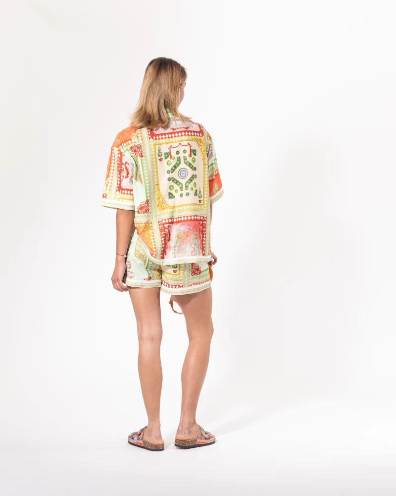 Ensemble short provençale Licorne Passion vu de trois quarts, chemise oversize et short aux tons orangés