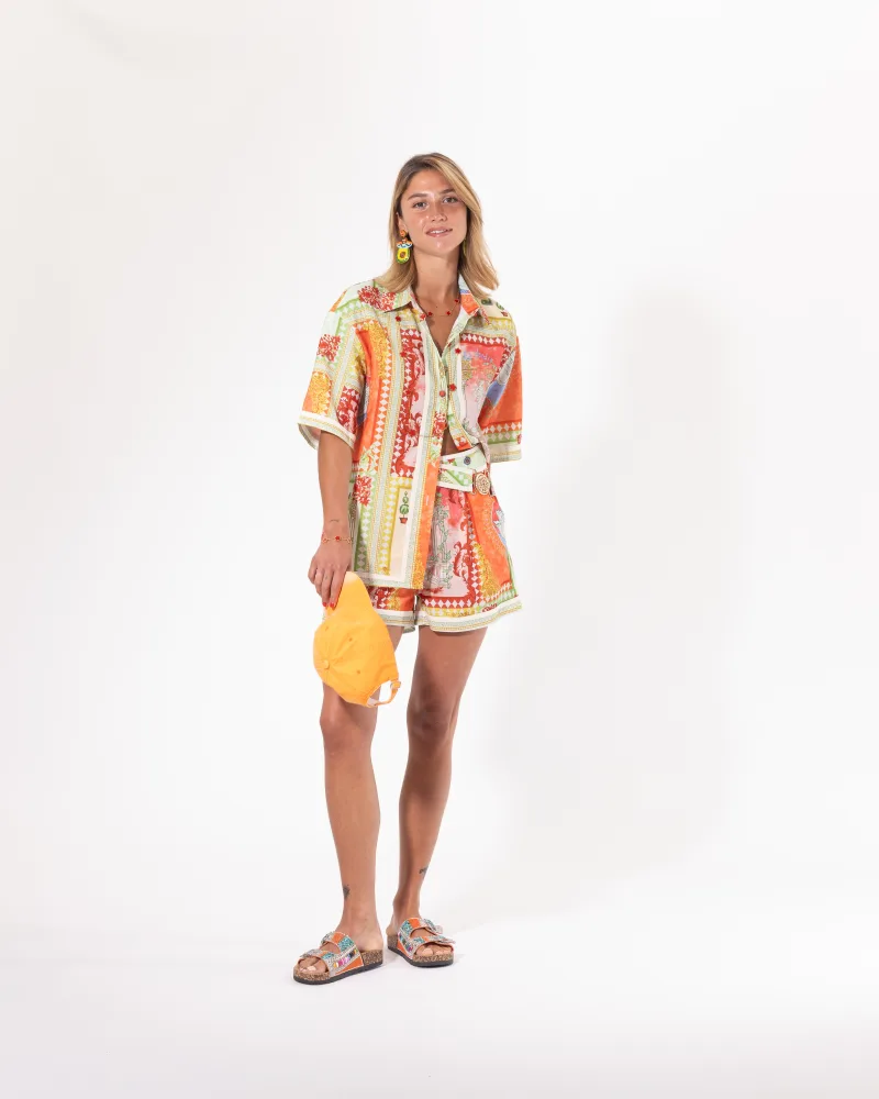 Ensemble short provençale Licorne Passion porté avec sac jaune, chemise oversize et short imprimé