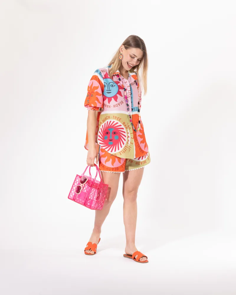 Ensemble short imprimé rose Licorne Passion vu de trois quarts, chemise oversize aux motifs graphiques