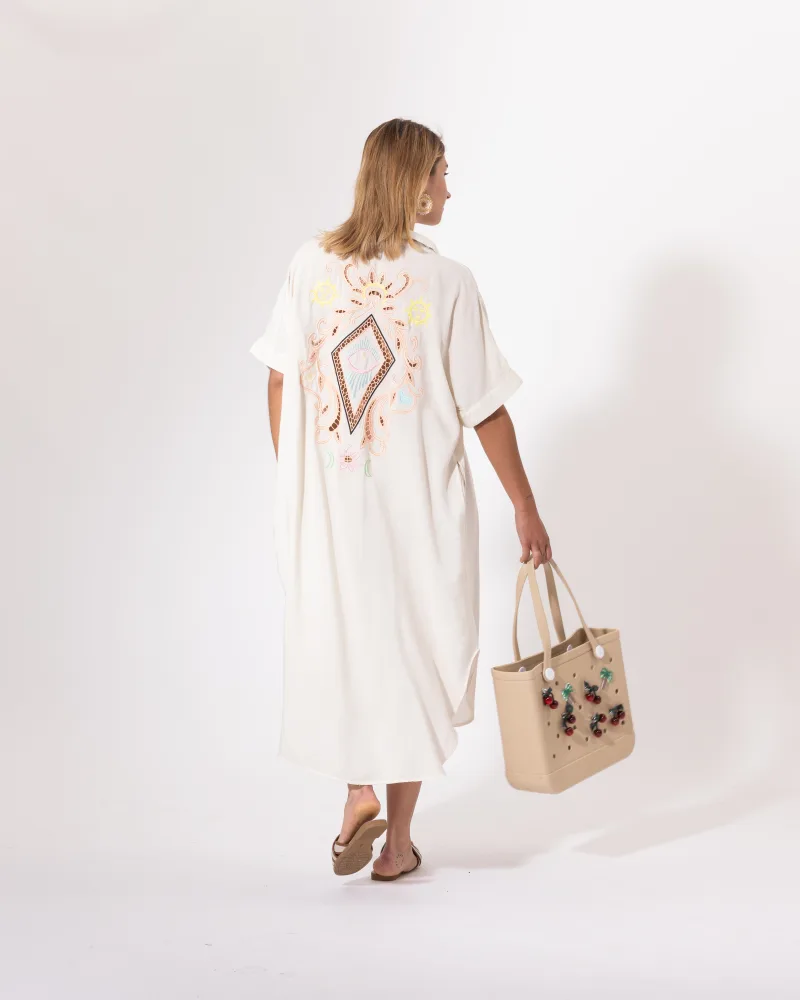 Robe brodée crème Licorne Passion vue de dos, manches courtes à revers et broderies bohèmes