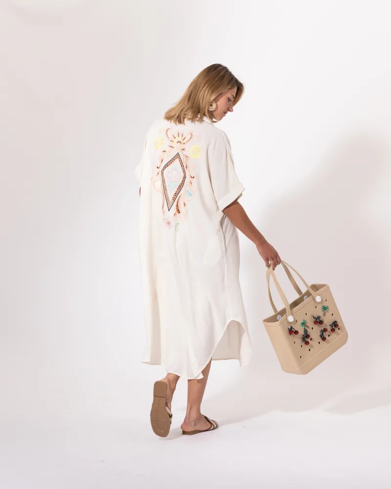 Robe brodée crème Licorne Passion vue de profil, broderies bohèmes et tombé fluide oversize