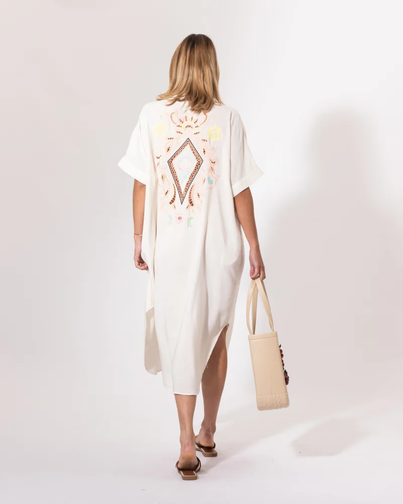 Robe brodée crème Licorne Passion vue de dos, broderies bohèmes solaires et coupe oversize