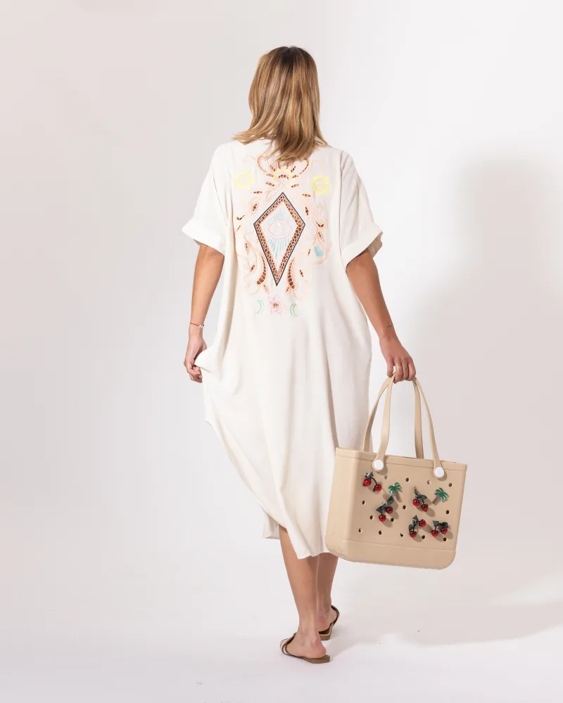 Robe brodée crème Licorne Passion vue de dos, broderies bohèmes solaires et ourlet arrondi