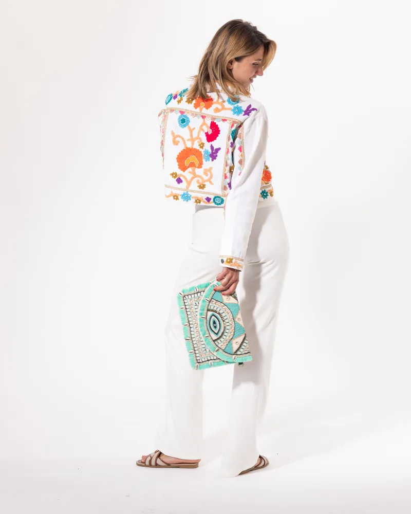 Blouson brodé blanc Licorne Passion porté avec pantalon blanc et sac à main, allure bohème chic
