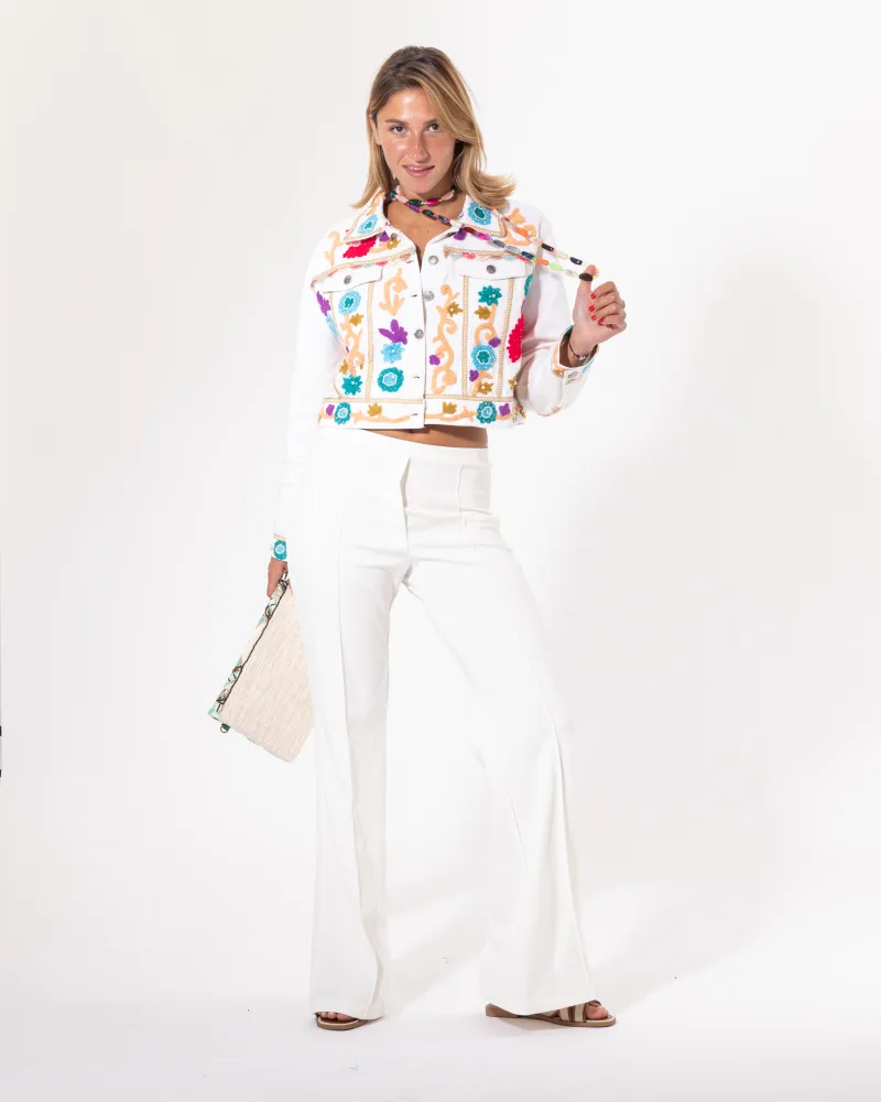 Blouson brodé blanc Licorne Passion vu de trois quarts, coupe courte structurée et broderies florales