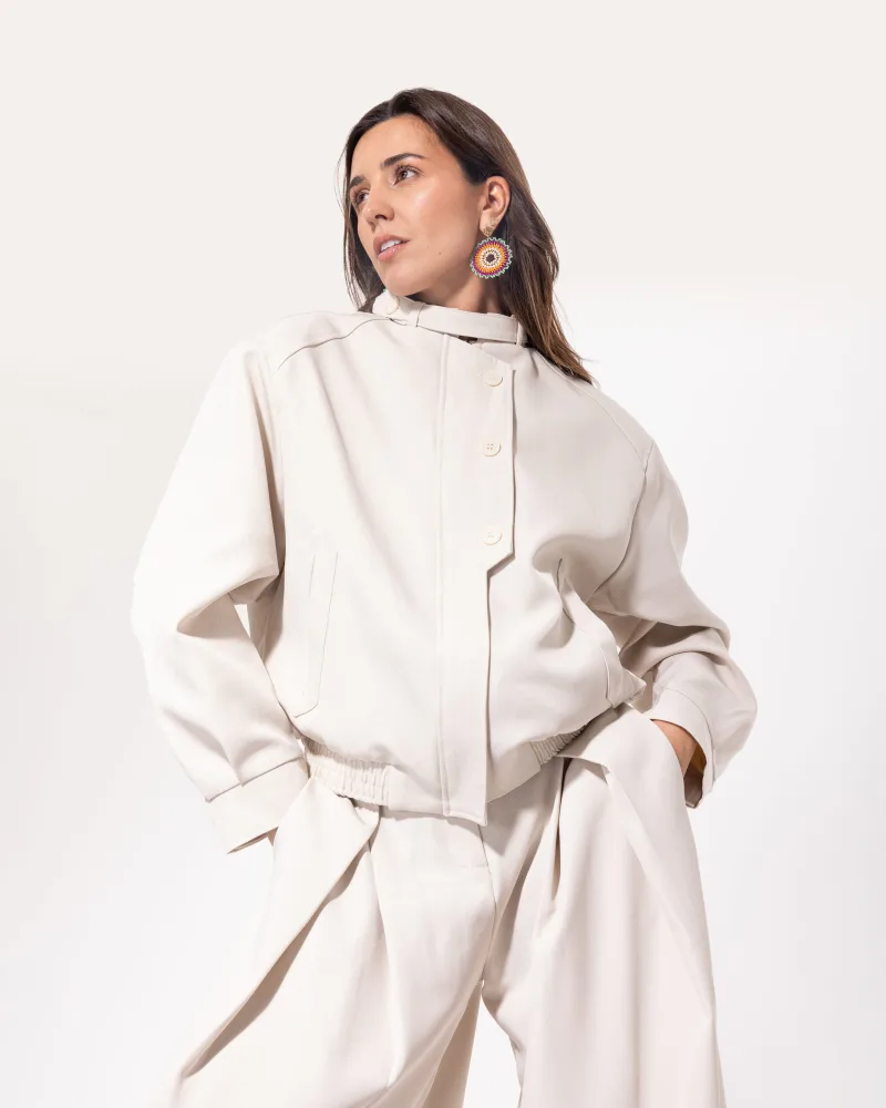 Ensemble blouson court et pantalon large beige Licorne Passion porté de face, coupe oversize et col montant