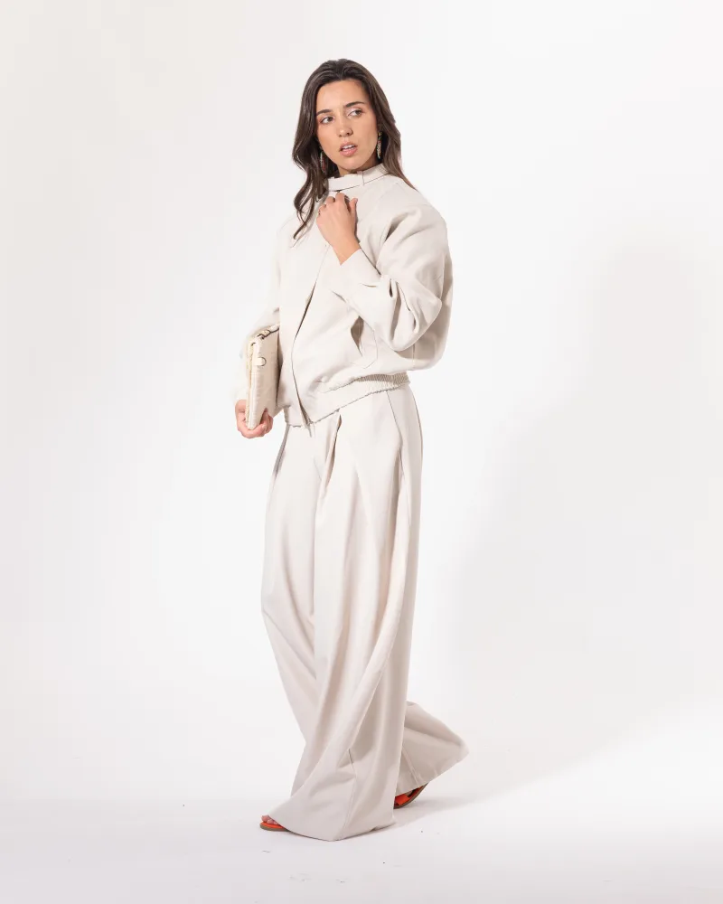 Ensemble blouson pantalon beige Licorne Passion vu de trois quarts, manches volumineuses et tombé fluide