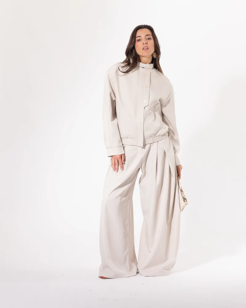Ensemble blouson pantalon beige Licorne Passion en pied, blouson court oversize et pantalon wide leg taille haute