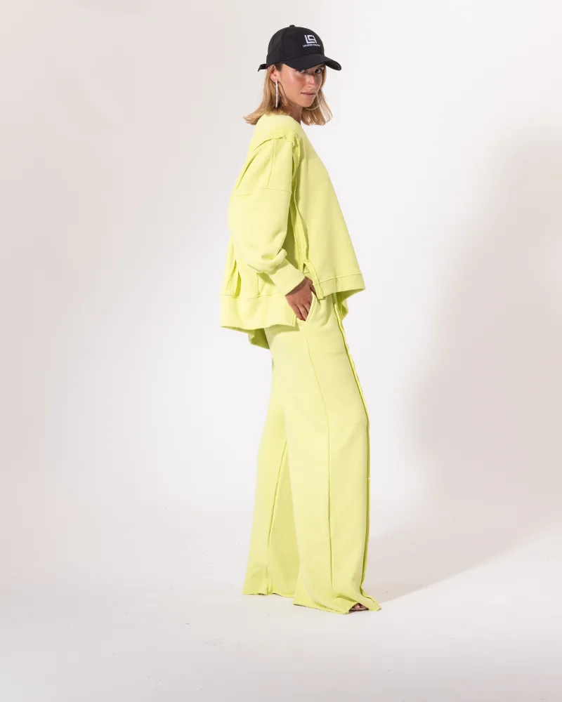 Ensemble jogging vert fluo Licorne Passion vu de trois quarts, sweat oversize et pantalon à coutures apparentes