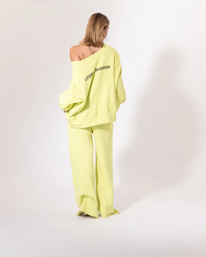 Ensemble jogging vert fluo Licorne Passion vu de dos, sweat oversize épaule dénudée et pantalon ample