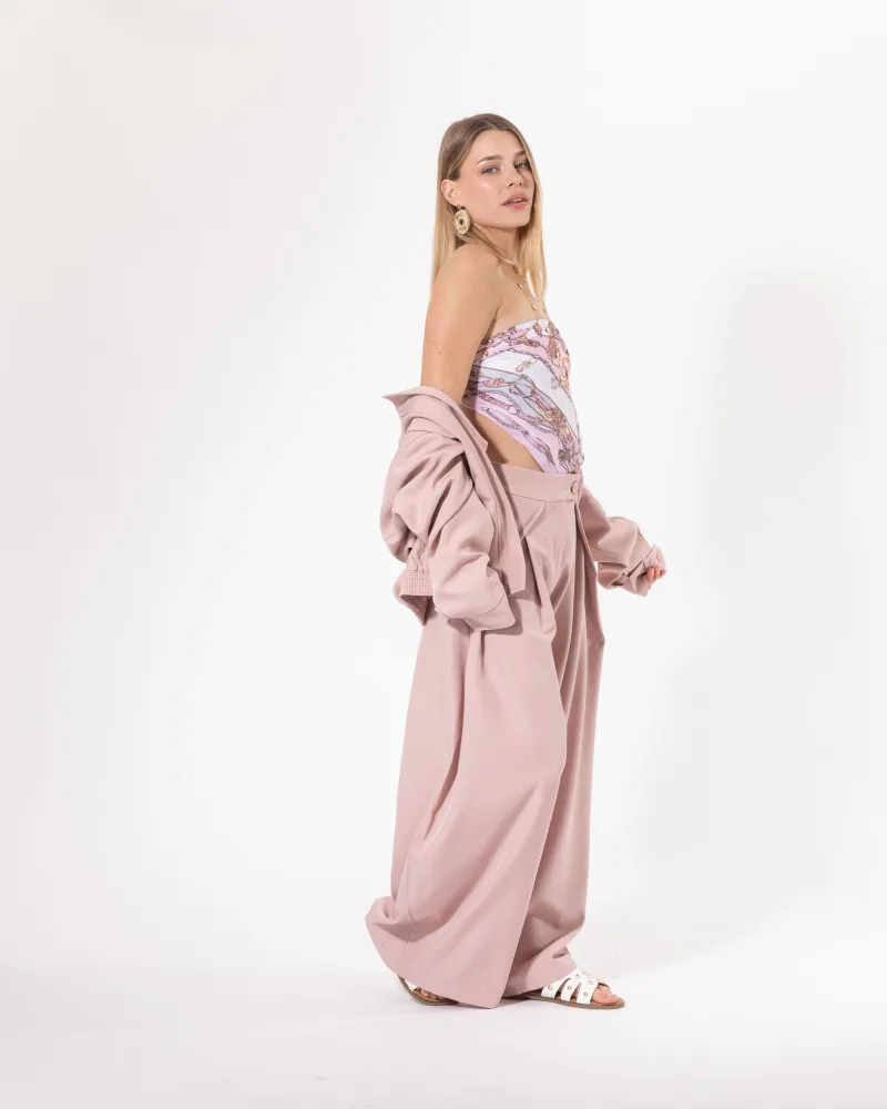 Blouson court rose poudré Licorne Passion porté de face, coupe oversize et col montant boutonné