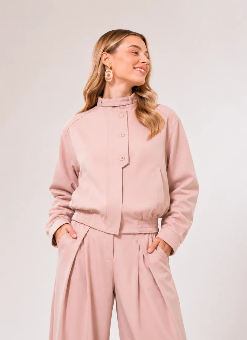 Ensemble blouson pantalon rose poudré Licorne Passion porté avec top brillant, blouson oversize et taille haute