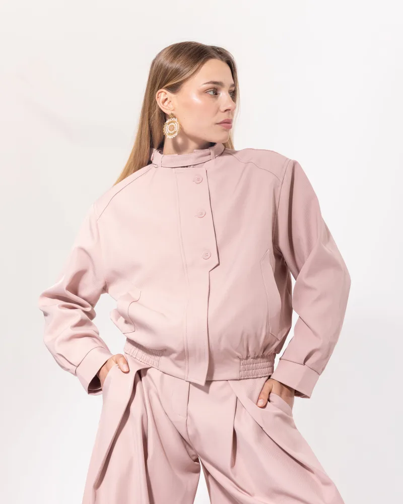 Blouson court rose poudré Licorne Passion porté de face, coupe oversize et col montant boutonné