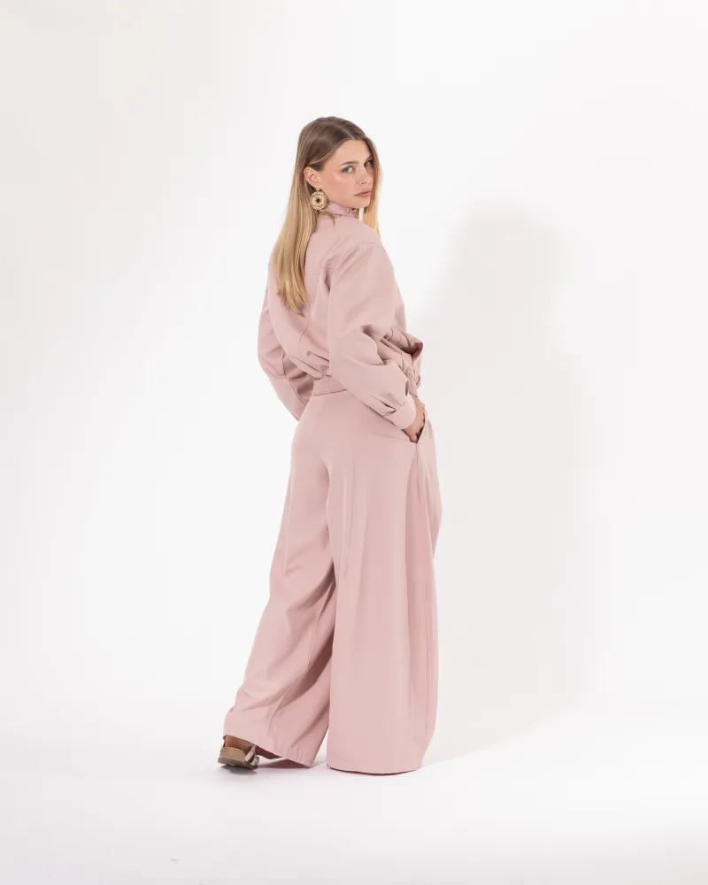 Ensemble blouson pantalon rose poudré Licorne Passion porté avec top scintillant, pantalon wide leg à plis marqués