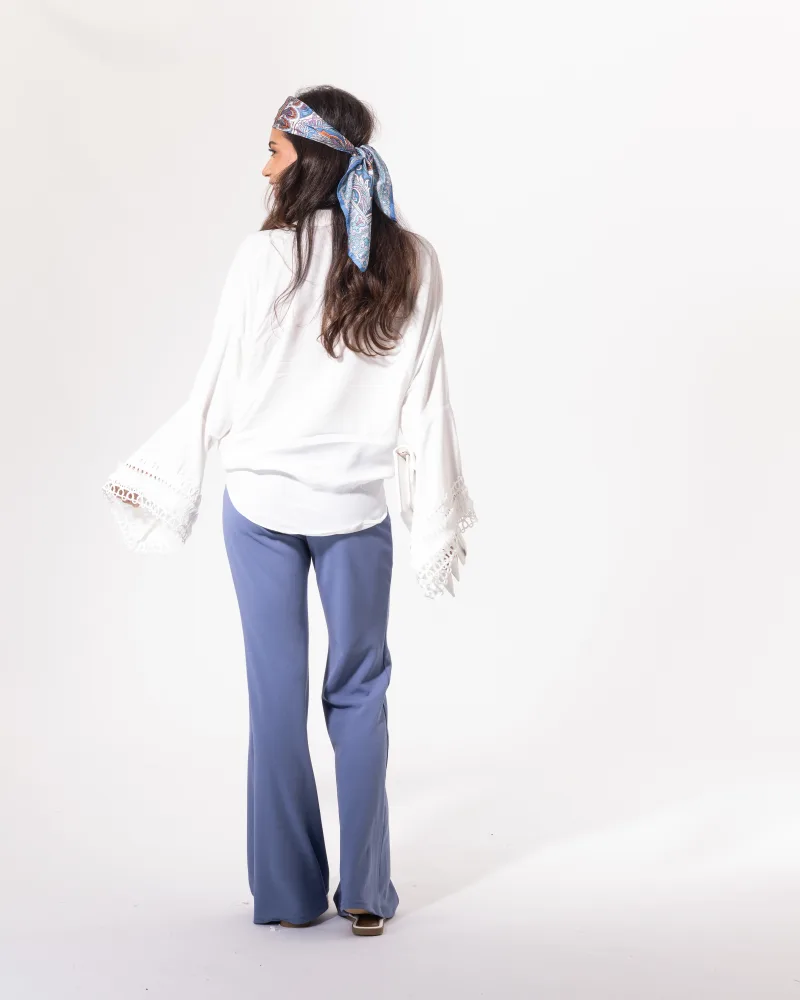 Blouse blanche Licorne Passion vue de dos, coupe ample et manches évasées en dentelle ajourée