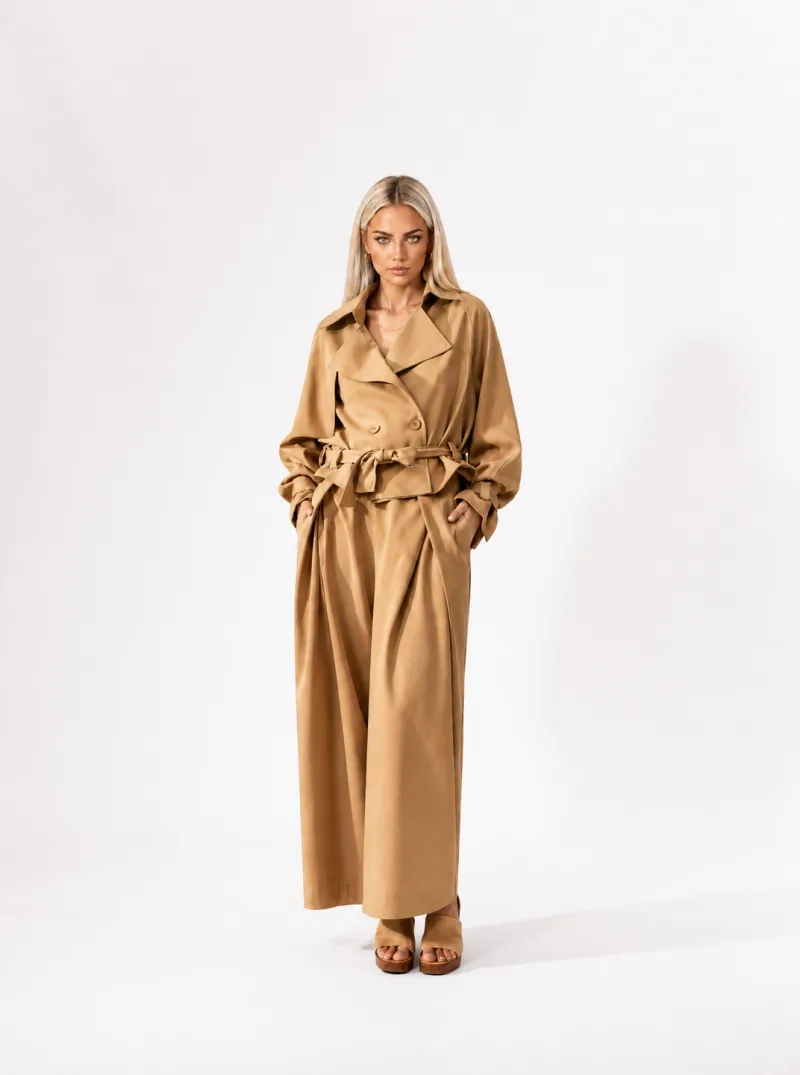 Gabardine beige Licorne Passion en pied, coupe longue ceinturée et col tailleur