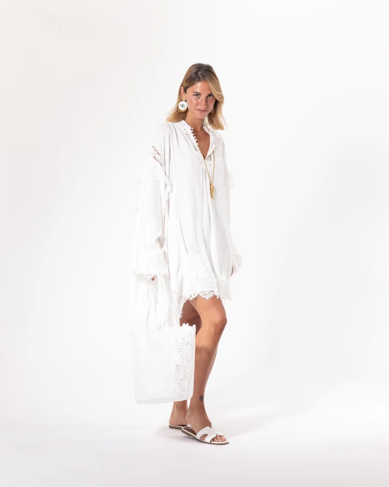 Robe tunique blanche Licorne Passion en pied, manches évasées en dentelle et coupe fluide bohème