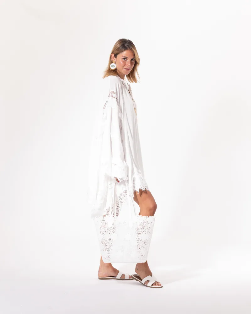 Robe tunique blanche Licorne Passion vue de profil, manches évasées en dentelle et ourlet festonné