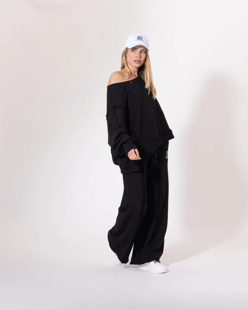 Ensemble jogging noir Licorne Passion vu de trois quarts, sweat oversize et pantalon ample streetwear