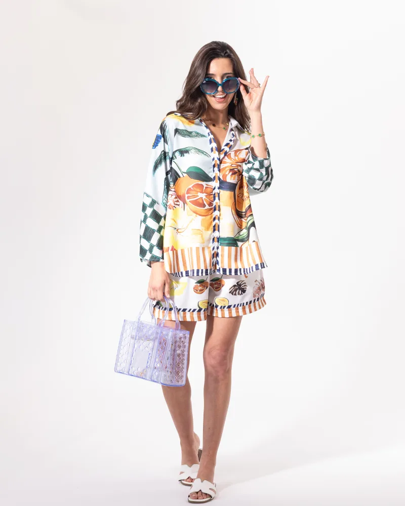 Ensemble short imprimé Méditerranée Licorne Passion en pose assise, chemise oversize aux motifs solaires