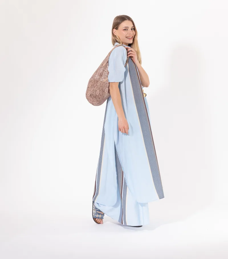 Mannequin portant l'ensemble pantalon bleu de Licorne Passion