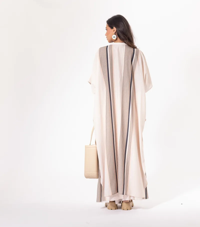 Mannequin portant l'ensemble pantalon beige de Licorne Passion