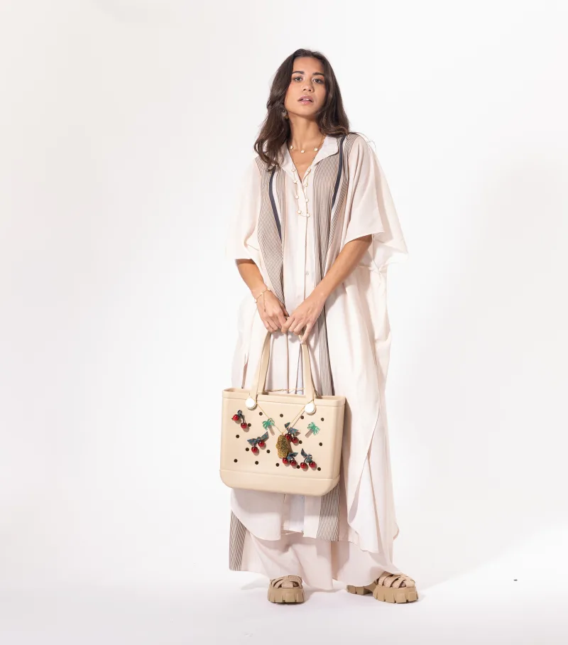 Mannequin portant l'ensemble pantalon beige de Licorne Passion