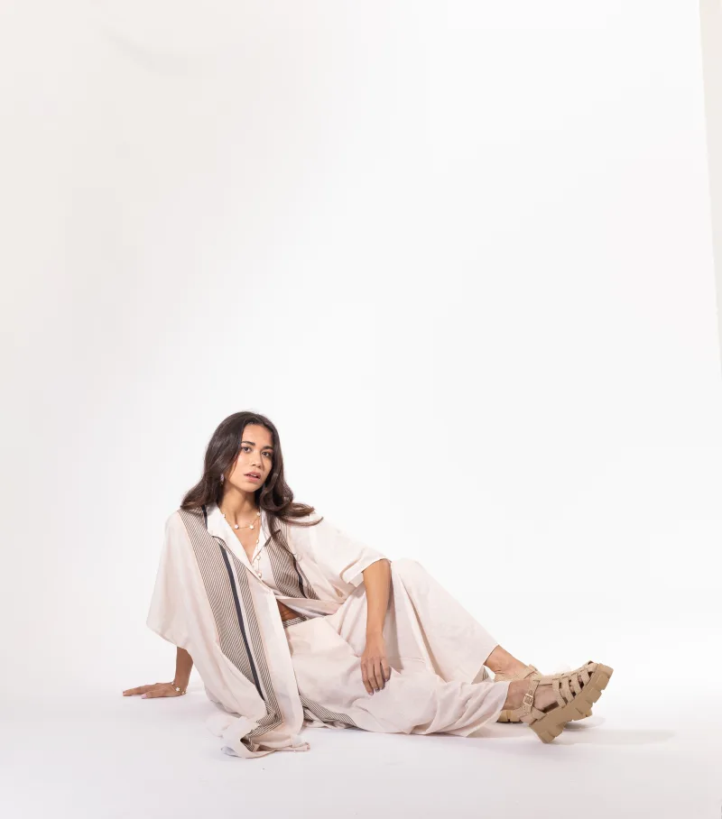 Mannequin portant l'ensemble pantalon beige de Licorne Passion