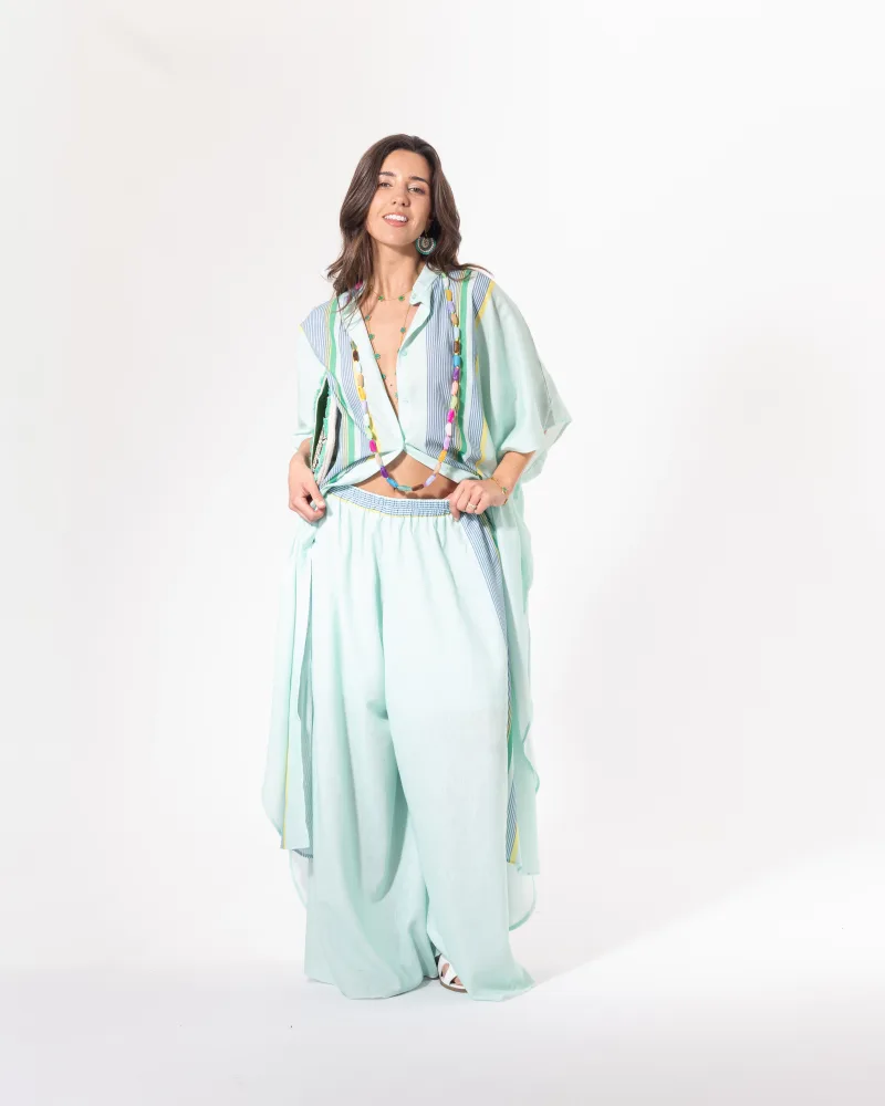 Mannequin portant l'ensemble pantalon vert d'eau de Licorne Passion