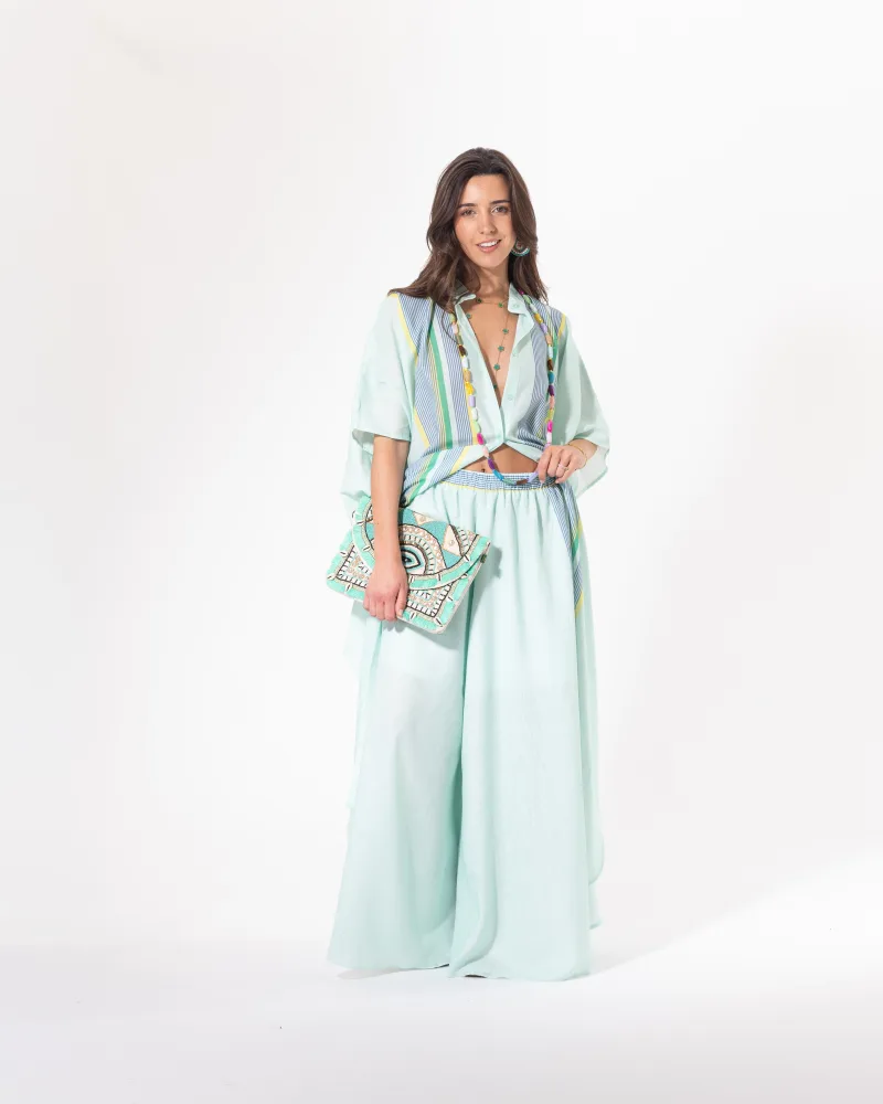 Mannequin portant l'ensemble pantalon vert d'eau de Licorne Passion
