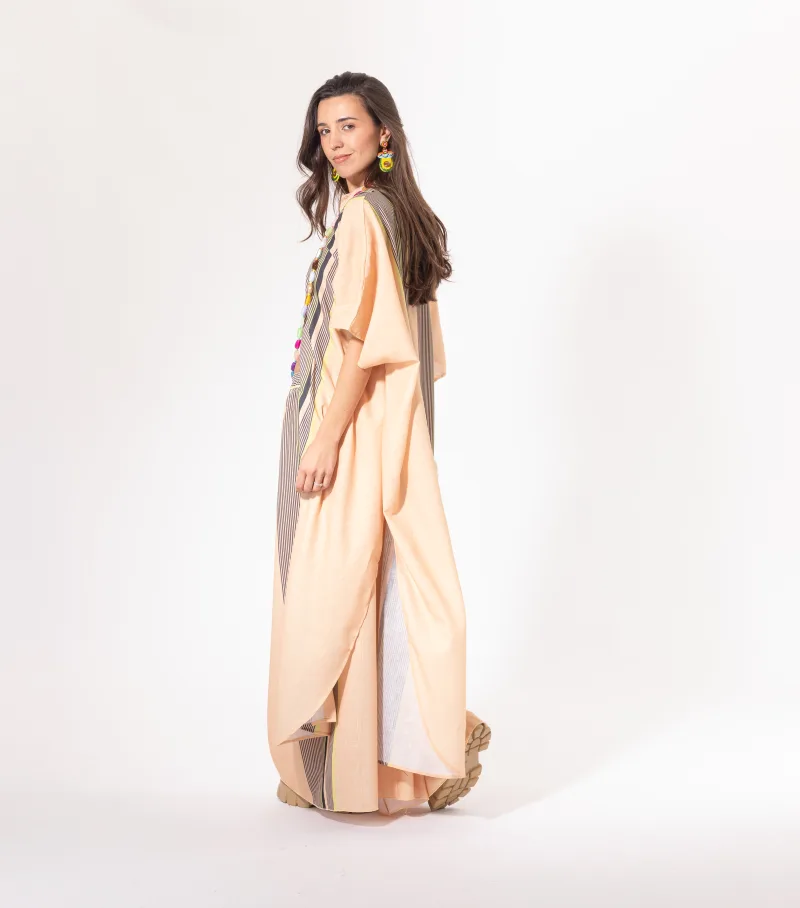Mannequin portant l'ensemble pantalon saumon de Licorne Passion