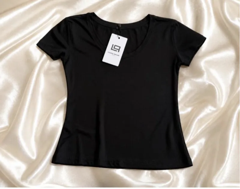 Mannequin portant le tshirt noir de Licorne Passion