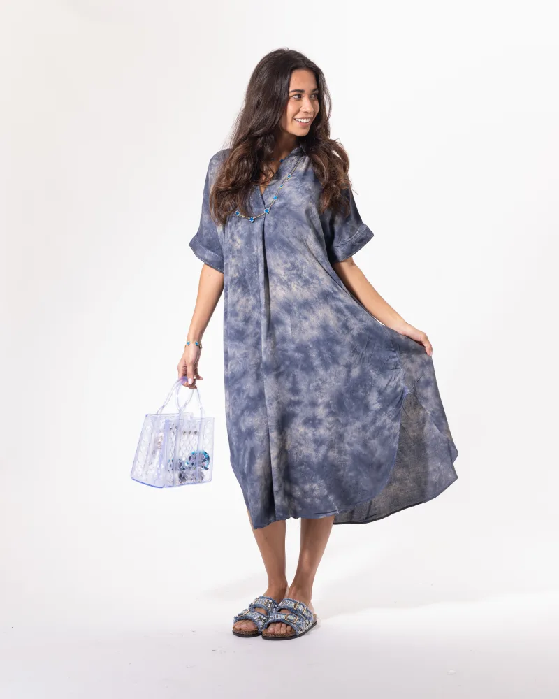 Mannequin portant la robe brodée bleu gris